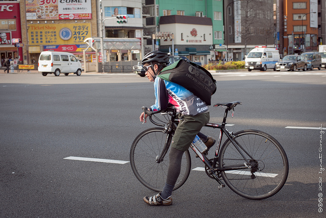 Siapa yang Pertama Kali Memakai Tas Selempang messenger?